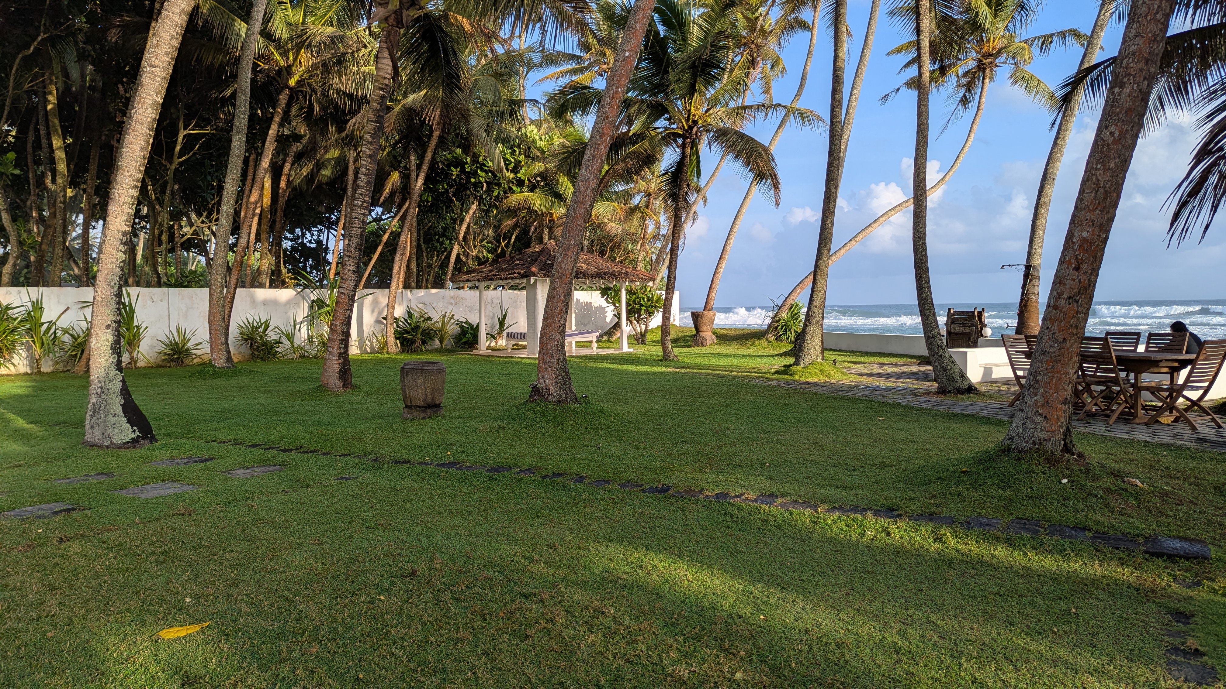 Olanda Beach House - Lush garden and ocean views